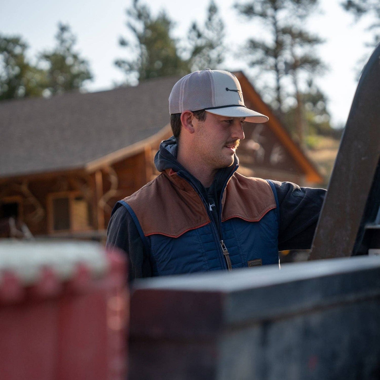 Bull Spurs Icon Hat: Black/Putty